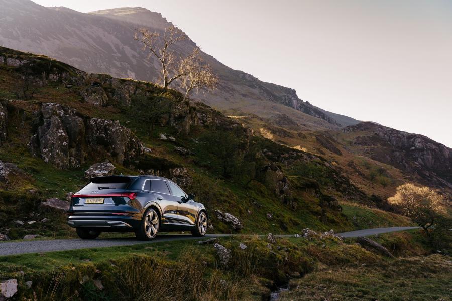  Audi e-tron 55 Quattro 2019 года  (UK) (фото 20 из 40)